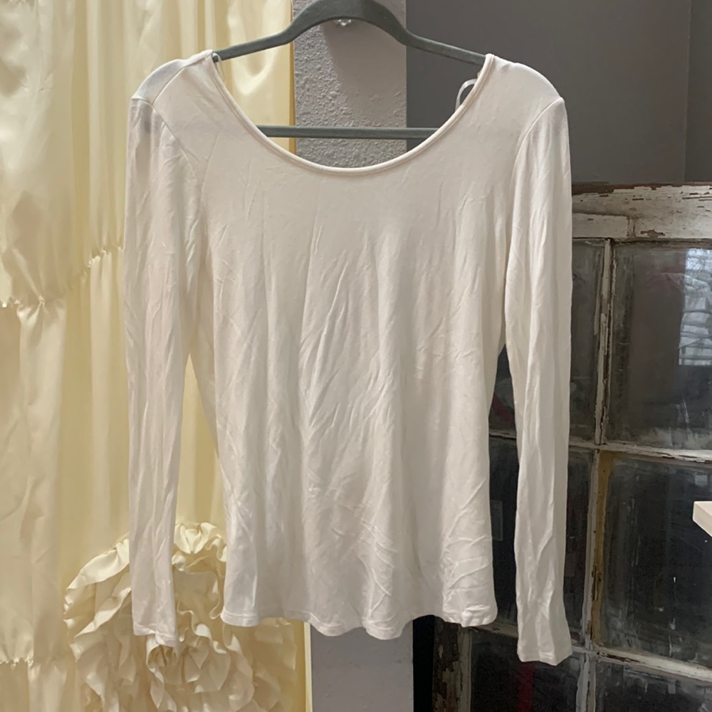 Lulus off white open back long sleeve top. Size medium. new. Stretch material.